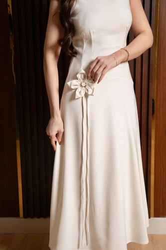 فستان العيد بتنسيقات ورد بدون أكمام