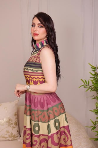 فستان مطبوع يحمل أشكال هندسية وزخارف ملونة