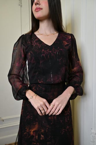 طقم تنورة وبلوزة بنقشة تجريدية ملونة