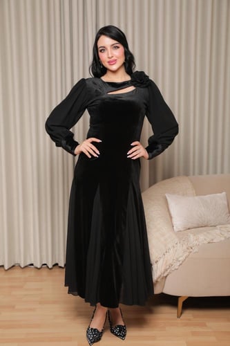 فستان مخملي أسود أنيق بلمسة شيفون