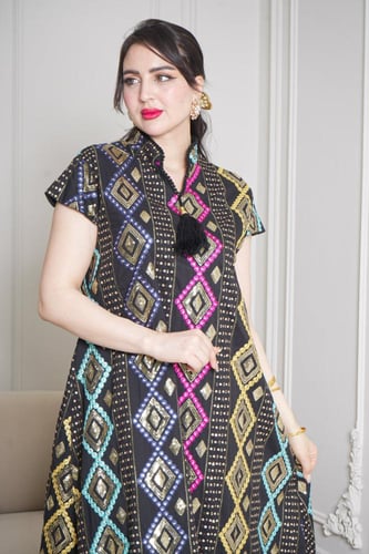 قفطان تراثي عصري بنقوش هندسية وألوان زاهية