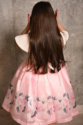 فستان بناتي باللون الوردي مزين برسم ورود