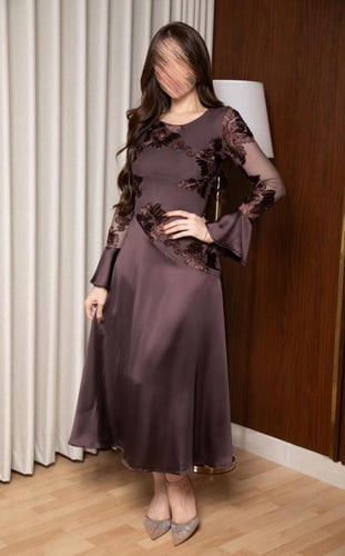 فستان انيق مزين بتطريز من الأعلى وساتان من الأسفل