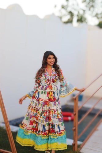 فستان صيفي أنيق بتفاصيل ناعمة وعصرية