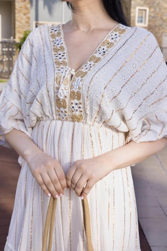 فستان صيفي طويل بتصميم أنيق وألوان هادئة