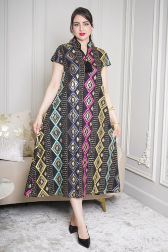 قفطان تراثي عصري بنقوش هندسية وألوان زاهية