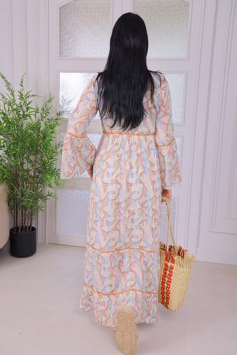 فستان صيفي مزخرف بألوان زاهية وتصميم أنثوي