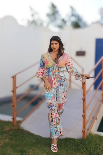 طقم صيفي أنيق بتفاصيل ناعمة وعصرية