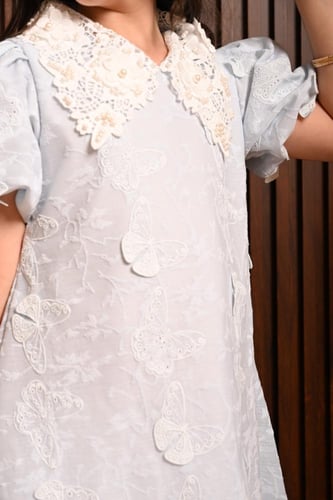 فستان العيد بناتي أزرق بياقة دانتيل بيضاء