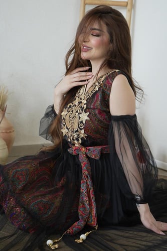 فستان نسائي بتصميم تراثي أصيل