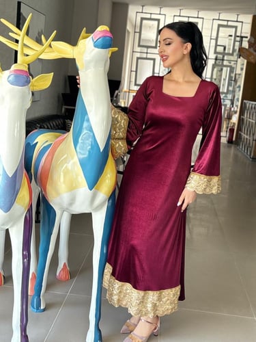 جلابية شتوية مخملية بتفاصيل ذهبية راقية