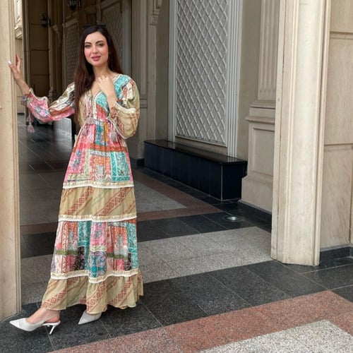 فستان صيفي مزخرف متعدد الألوان بطبقات