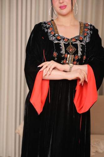 جلابية مخمل فاخرة بتفاصيل تطريز أنيقة