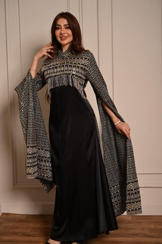 جلابية سهرة سوداء بتطريز ذهبي فاخر وأكمام كاب منسد...