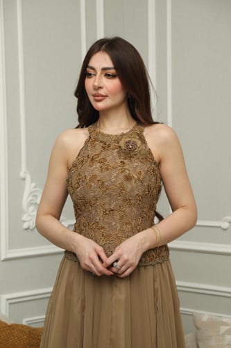 فستان العيد بني بتطريز دانتيل