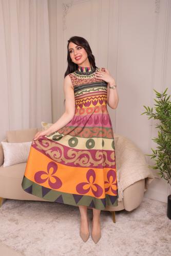 فستان مطبوع يحمل أشكال هندسية وزخارف ملونة