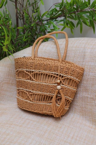 حقيبة شاطئية من الخيزران بتصميم بسيط وزخارف مميزة