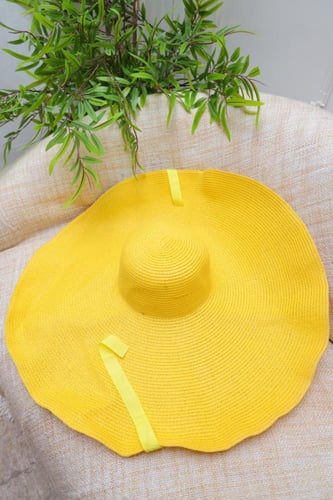 قبعة صيفية واسعة من القش باللون الأصفر العصري
