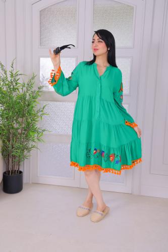 فستان صيفي أخضر مزخرف بتفاصيل ملونة وحواف مميزة