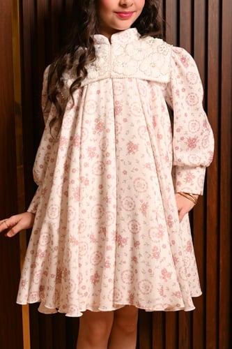 فستان بناتي قصير بنقشة ورد وياقة مطرزة