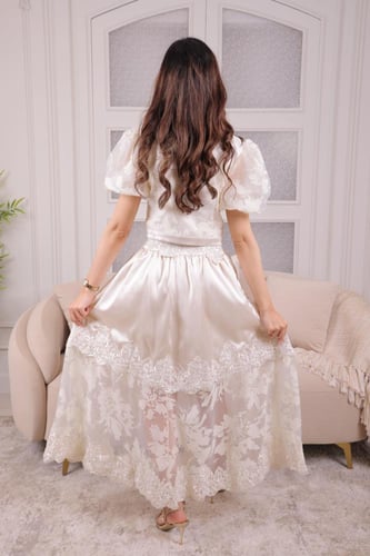 طقم نسائي بتصميم ساتاني فاخر وتفاصيل أنثوية جذابة