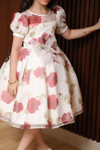 فستان بناتي ابيض منفوش بطبعات ورد