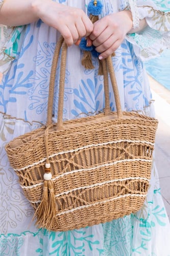 حقيبة شاطئية من الخيزران بتصميم بسيط وزخارف مميزة