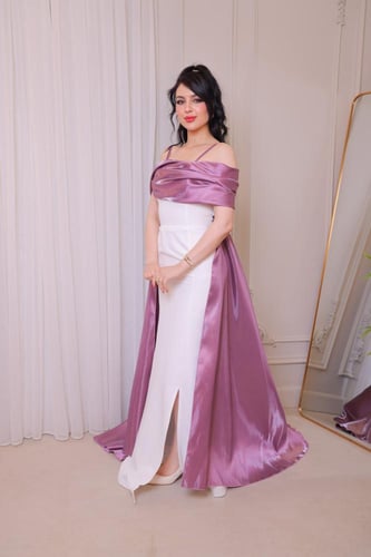 فستان سهرة أبيض مع شال لامع بلون أرجوان