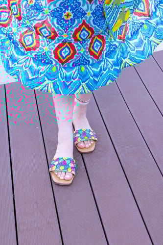 فستان صيفي قصير بتصميم مميز بألوان حيوية