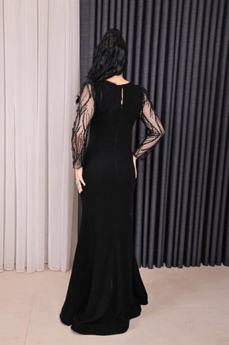 فستان سهرة أسود طويل بلمسة فخامة راقية