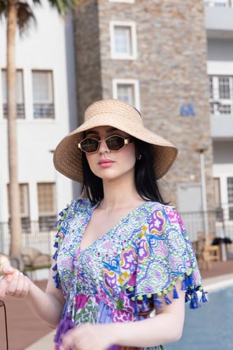 فستان صيفي قصير بألوان حيوية وتصميم عصري