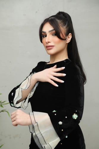 فستان مخملي قصير بتفاصيل لؤلؤية