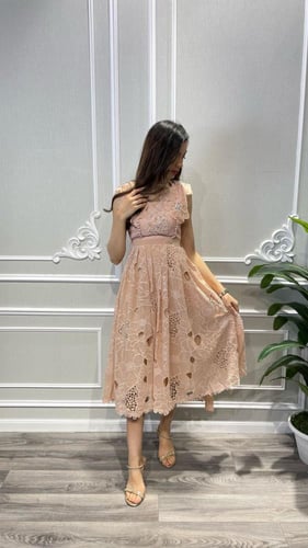 فستان دانتيل فاخر بتصميم أنثوي جذاب للمناسبات