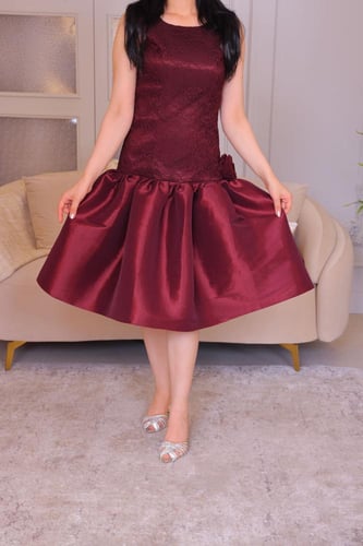 فستان سهرة قصير بلون عنابي مع تفاصيل أنثوية