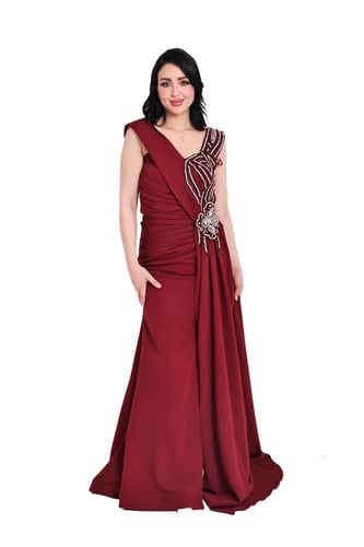 فستان سهرة طويل مع تفاصيل مميزة عند الأكتاف