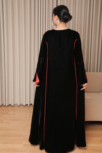 جلابية مخمل فاخرة بتفاصيل تطريز أنيقة