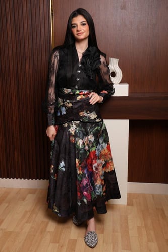 فستان العيد باكمام شفافة وتنورة مشجرة