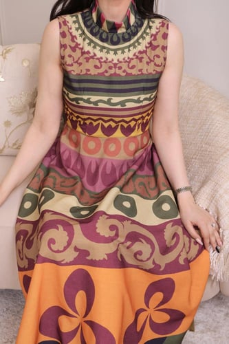 فستان مطبوع يحمل أشكال هندسية وزخارف ملونة