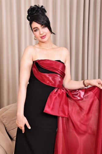 فستان سهرة أسود بتفاصيل ساتان عنابية