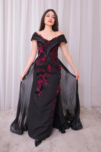 فستان طويل باللون الأسود مزين بالورد العودي