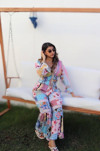 طقم صيفي أنيق بتفاصيل ناعمة وعصرية