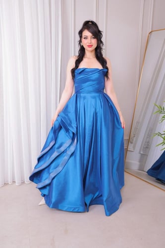 فستان سهرة طويل بألوان متعددة