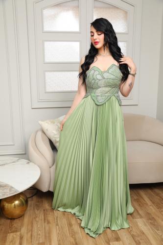 فستان سهرة فخم بتصميم راقٍ وأنثوي