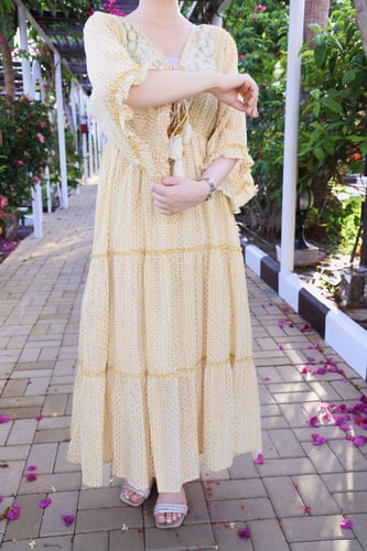 فستان صيفي بألوان دافئة ونقوش مبهجة