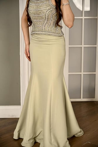 فستان سهرة فخم اخضر زيتوني قماش باربي مطرز