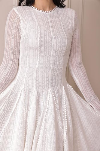 فستان أبيض ميدي بتصميم أنيق ومريح