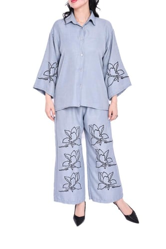 طقم سفر فاخر من قطعتين – أناقة ناعمة وراحة مثالية