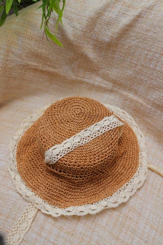 قبعة قش واسعة بتصميم عصري وزخرفة دانتيل