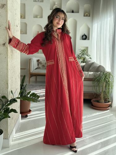 جلابية لون احمر ملكي بتفاصيل مطرزة