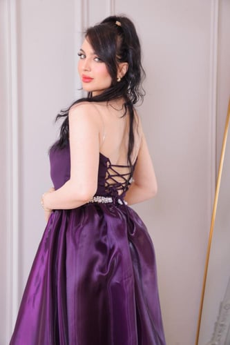 فستان سهرة بنفسجي طويل مع تفاصيل لؤلؤية